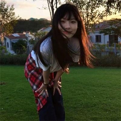 在火山下